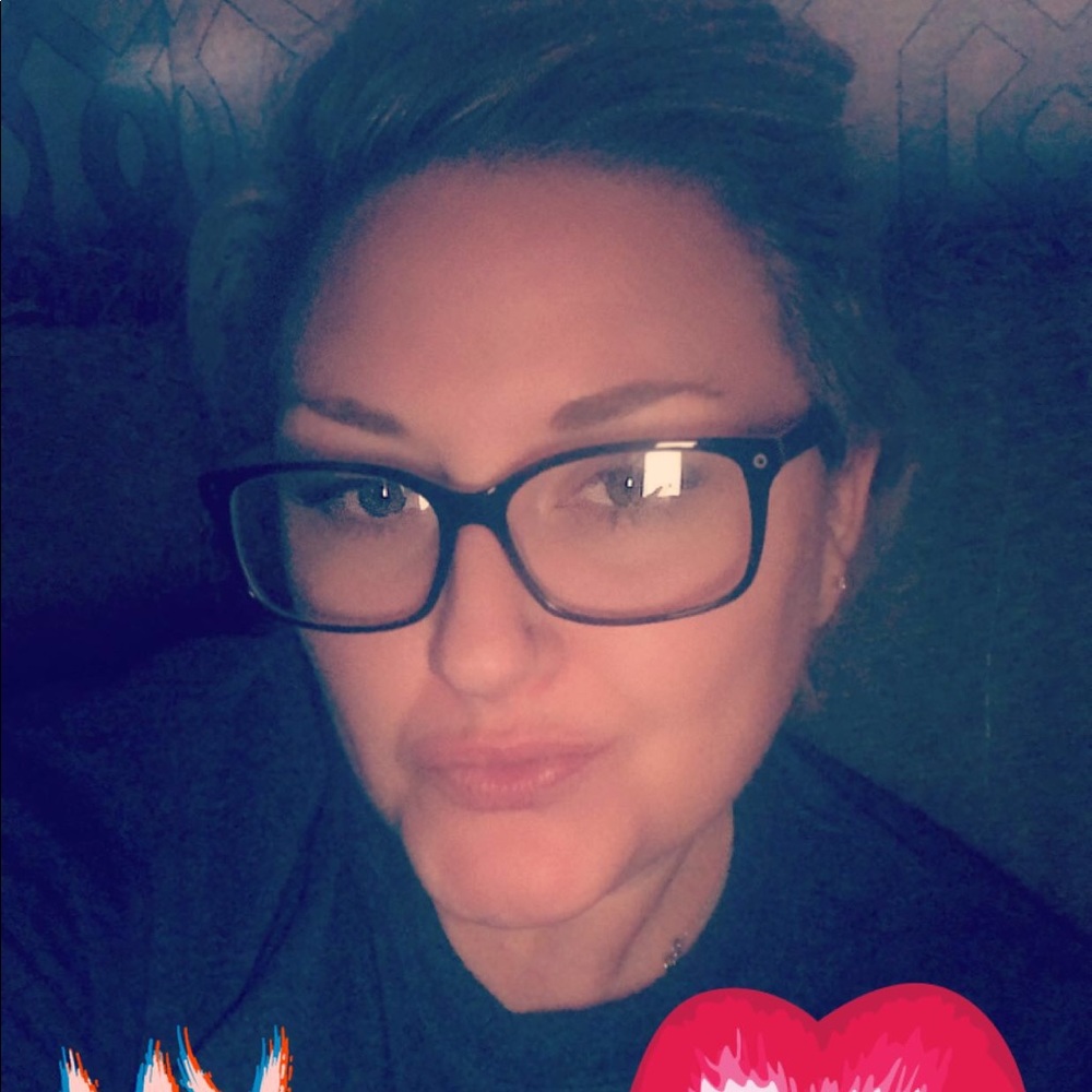 Meet your Posher, Elishia